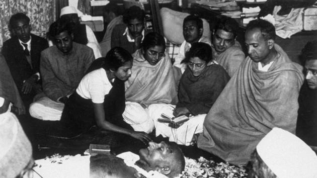 Mahatma Gandhi lies in state at Birla House, New Delhi, after his assassination. On January 30, 1948, Mahatma Gandhi fell to his assassin Nathuram Vinayak Godse’s bullets during an evening prayer ceremony at Birla House. (Keystone / Getty Images) Mahatma Gandhi lies in state at Birla House, New Delhi, after his assassination. On January 30, 1948, Mahatma Gandhi fell to his assassin Nathuram Vinayak Godse’s bullets during an evening prayer ceremony at Birla House. (Keystone / Getty Images)