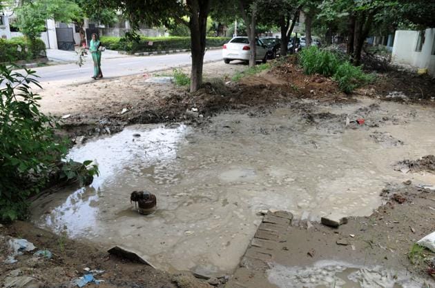 Sector 15 water pipeline was damaged last week due to laying of cables by BSNL. The leakage resulted in no water supply in the area. (Parveen Kumar/HT Photo) Sector 15 water pipeline was damaged last week due to laying of cables by BSNL. The leakage resulted in no water supply in the area. (Parveen Kumar/HT Photo)