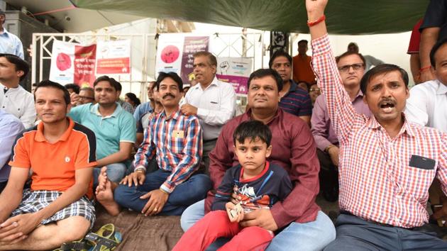 Hmebuyers are on a hunger strike. (Virendra Singh Gosain/HT PHOTO) Hmebuyers are on a hunger strike. (Virendra Singh Gosain/HT PHOTO)