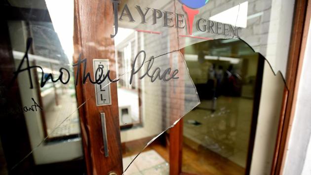 Angry home buyers ransacked Jaypee’s office in Sector 128, Noida on Saturday. (Virendra Singh Gosain/HT Photo) Angry home buyers ransacked Jaypee’s office in Sector 128, Noida on Saturday. (Virendra Singh Gosain/HT Photo)