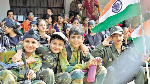 Schoolchildren rehearse on the eve of Independence Day in Ludhiana. The Brihanmumbai Municipal Corporation made the singing of Vande Mataram compulsory in civic schools.(Gurpreet Singh/Hindustan Times)