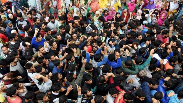 Kashmiris shout slogans during the funeral procession for Hizbul Mujahideen commander Yasin Itoo at Nagam Chadoora Budgam district of Srinagar.(AFP)