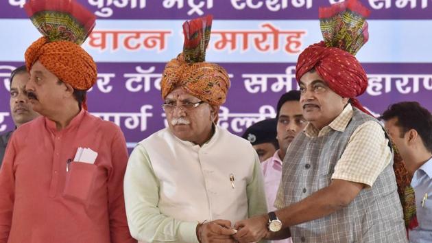 Unìon transport minister Nitin Gadkari and Haryana CM Manohar Lal Khattar during the inauguration of Maharana Pratap Flyover and an underpass on the Delhi Gurgaon expressway in Gurgaon. (Sanjeev Verma/HT Photo) Unìon transport minister Nitin Gadkari and Haryana CM Manohar Lal Khattar during the inauguration of Maharana Pratap Flyover and an underpass on the Delhi Gurgaon expressway in Gurgaon. (Sanjeev Verma/HT Photo)