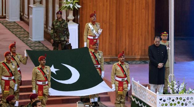 Pakistani soldiers carry the national flag prior to be hoisted by President Mamnoon Hussain (R) during a ceremony to mark the country's Independence Day in Islamabad on August 14, 2017. (AFP Photo) Pakistani soldiers carry the national flag prior to be hoisted by President Mamnoon Hussain (R) during a ceremony to mark the country's Independence Day in Islamabad on August 14, 2017. (AFP Photo)