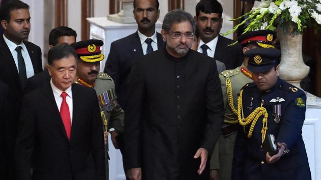 Chinese vice premier Wang Yang (L) is flanked by Pakistan's interim Prime Minister Shahid Khaqan Abbasi (R) as they arrive to attend a flag hoist ceremony to mark the country's Independence Day in Islamabad on August 14, 2017. (AFP Photo) Chinese vice premier Wang Yang (L) is flanked by Pakistan's interim Prime Minister Shahid Khaqan Abbasi (R) as they arrive to attend a flag hoist ceremony to mark the country's Independence Day in Islamabad on August 14, 2017. (AFP Photo)
