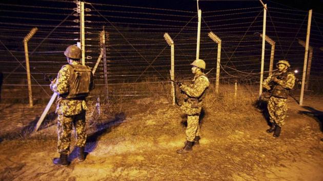 This is for the third consecutive day on Tuesday that Pakistani troops have violated ceasefire along the LoC in north Kashmir.(PTI File Photo) This is for the third consecutive day on Tuesday that Pakistani troops have violated ceasefire along the LoC in north Kashmir.(PTI File Photo)