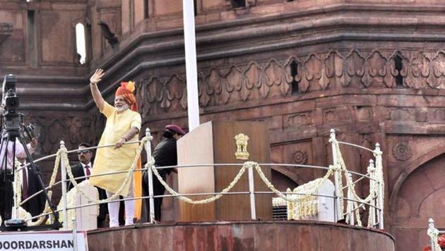 Narendra Modi waves after delivering the Independence Day speech from the ramparts of the Red Fort on August 15.(HT Photo/Sonu Mehta)