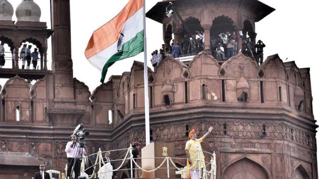 Prime Minister Narendra Modi addresses the nation on Independence Day from the ramparts of the Red Fort in Delhi on Tuesday.(Arun Sharma/ HT Photo)