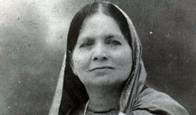 When Gandhi launched the Civil Disobedience movement, Lady Sakinatul Fatima discarded the purdah, bought a charkha for daily use and wore nothing but Khadi When Gandhi launched the Civil Disobedience movement, Lady Sakinatul Fatima discarded the purdah, bought a charkha for daily use and wore nothing but Khadi