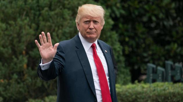 US President Donald Trump waves as he departs the White House in Washington, DC, on August 14, 2017 for New York. / (AFP) US President Donald Trump waves as he departs the White House in Washington, DC, on August 14, 2017 for New York. / (AFP)