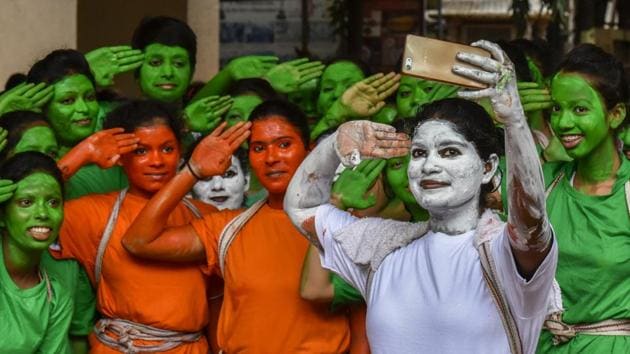 College students take a selfie as they get ready Independence Day celebrations in Matunga on Monday.(Kunal Patil/HT Photo)