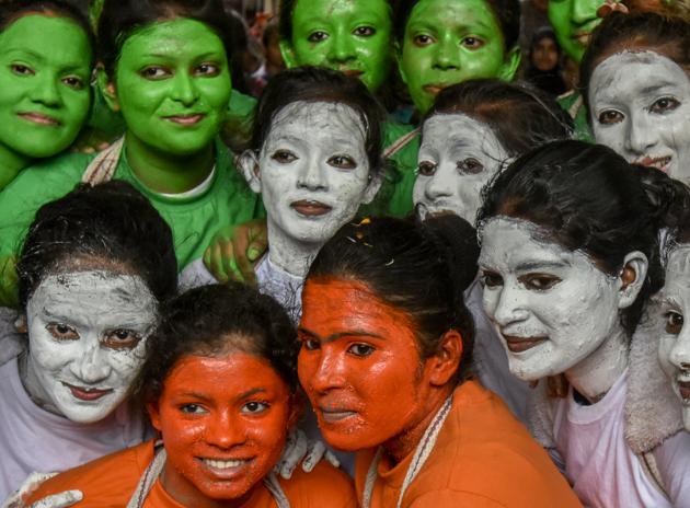 College students take selfie as they get ready for an event at Smt Maniben MP Shah Women's College of Arts & Commerce, Matunga (Kunal Patil/HT Photo)