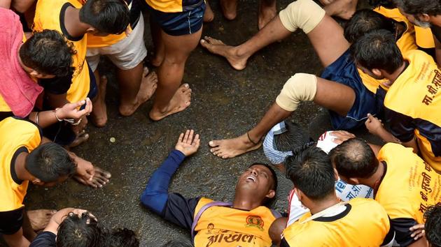 All is not well: An injured govinda at Dadar. (Kunal Patil/HT Photo)