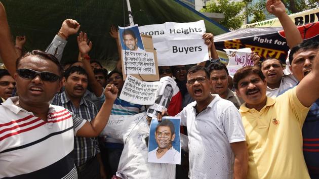Homebuyers of Amrapali protest in front of the builder’s corporate tower in Sector 62, Noida, on Tuesday. (Virendra Singh Gosain/HT PHOTO) Homebuyers of Amrapali protest in front of the builder’s corporate tower in Sector 62, Noida, on Tuesday. (Virendra Singh Gosain/HT PHOTO)