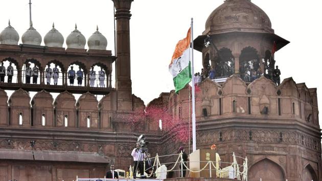 After Prime Minister Modi’s arrival the Army Band played the national anthem, as the PM unfurled the tricolour hoisted at the ramparts of the Red Fort. (Arun Sharma / HT Photo)