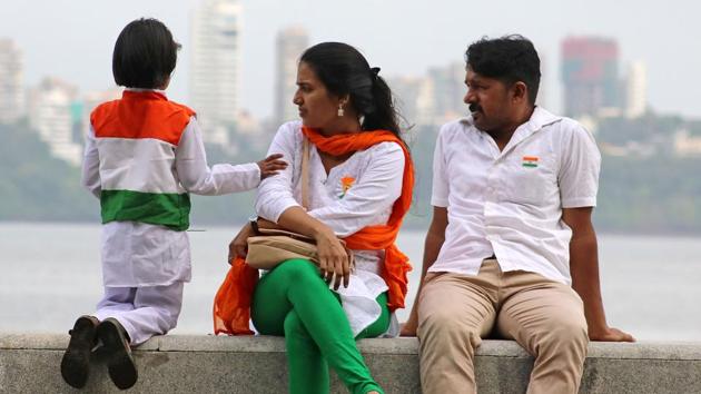 A family celebrates Independence Day at Marine Drive in Mumbai. (Nilofer Khan/HT Photo) 