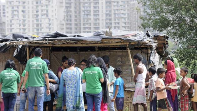 Noida chapter of Robinhood Army feed the poor at Sector 77 on the occasion of Independence Day. (Sunil Ghosh/HT Photo)