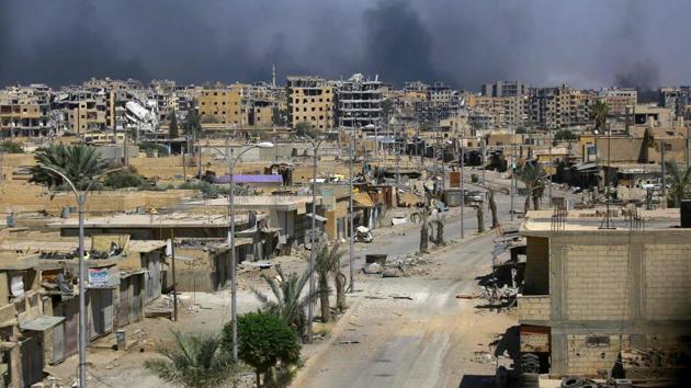 Smoke billows in Raqa’s western al-Darya neighbourhood, on Monday, as Syrian Democratic Forces, a US-backed Kurdish-Arab alliance, battle to retake the city from the Islamic State group. (AFP Photo) Smoke billows in Raqa’s western al-Darya neighbourhood, on Monday, as Syrian Democratic Forces, a US-backed Kurdish-Arab alliance, battle to retake the city from the Islamic State group. (AFP Photo)
