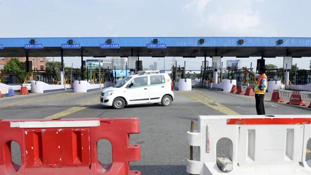Barricades have been installed on a 50-metre stretch near the U-turn on the DND Flyway. (Sunil Ghosh/HT Photo) Barricades have been installed on a 50-metre stretch near the U-turn on the DND Flyway. (Sunil Ghosh/HT Photo)