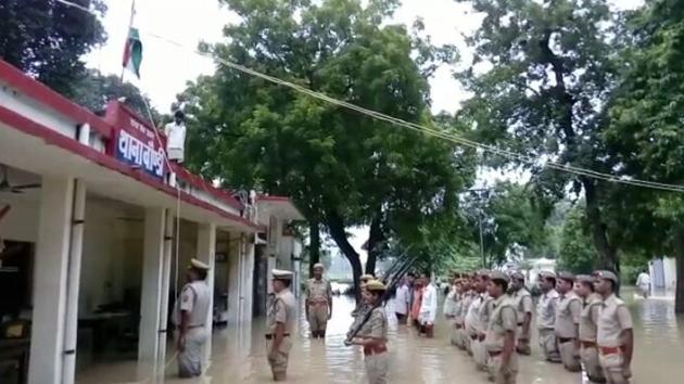 This is Uttar Pradesh police with a difference! (HT Photo) This is Uttar Pradesh police with a difference! (HT Photo)