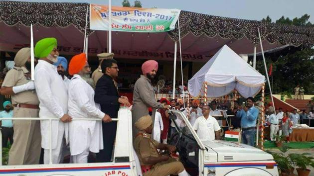 A picture of the event that’s doing the rounds on social media shows how, besides the DC and SSP, former minister Zira, MLA Satkar Kaur, local Congress unit chief Chamkaur Dhindsa and a leader named HS Khosa boarded the open top Gypsy. (Facebook/WhatsApp) A picture of the event that’s doing the rounds on social media shows how, besides the DC and SSP, former minister Zira, MLA Satkar Kaur, local Congress unit chief Chamkaur Dhindsa and a leader named HS Khosa boarded the open top Gypsy. (Facebook/WhatsApp)