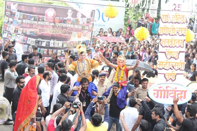 Students from Brazil take part in the ‘Book Dahi Handi’ organised by the Vande Mataram youth group in Pune. (HT Photo) Students from Brazil take part in the ‘Book Dahi Handi’ organised by the Vande Mataram youth group in Pune. (HT Photo)