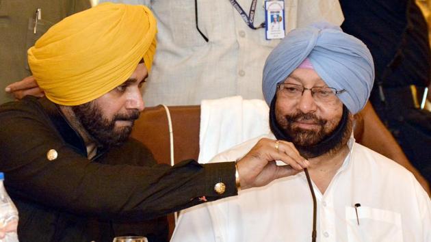 CM Capt Amarinder Singh and local bodies minister Navjot Singh Sidhu at a conference in Amritsar on Monday. (Sameer Sehgal/HT) CM Capt Amarinder Singh and local bodies minister Navjot Singh Sidhu at a conference in Amritsar on Monday. (Sameer Sehgal/HT)