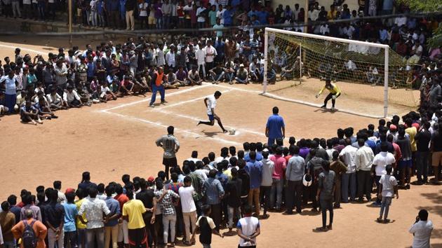 Every year the East Indian Sports Club organises the Independence Day Cup at  Bengaluru East stadium from the last week of July till 15th of August. Matches are 20 minutes a half which often attract  huge turn outs irrespective of age.  (Arijit Sen/HT Photo) 