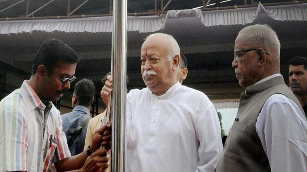 RSS chief Mohan Bhagwat unfurls the national flag at a school on the occasion of 71st Independence Day, in Palakkad on Tuesday.(PTI) RSS chief Mohan Bhagwat unfurls the national flag at a school on the occasion of 71st Independence Day, in Palakkad on Tuesday.(PTI)