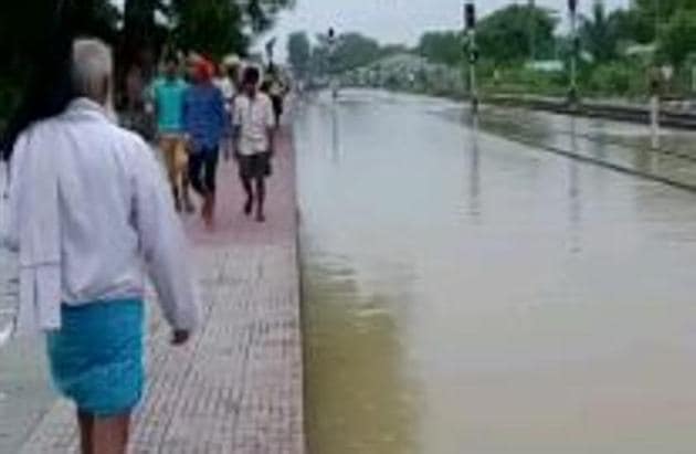 Flood water has overtopped railway tracks at Sugauli station in East Champaran district of Bihar.(HT photo)