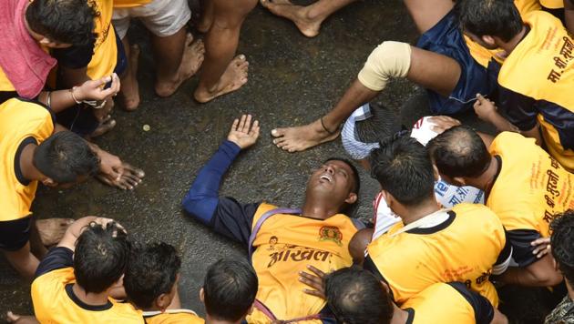 A youth gets hurt while forming a pyramid in Dadar in Mumbai on Tuesday.(Kunal Patil/HT)