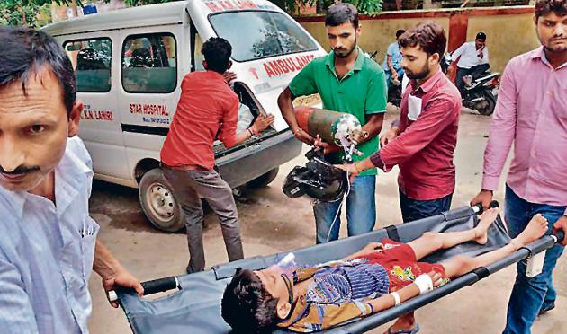 A child is being shifted to another ward at Baba Raghav Das Medical College Hospital in Gorakhpur district on Wednesday.(PTI Photo)