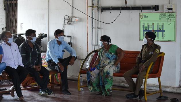 A security guard and relatives of a Swine flu (H1 N1) patient interact outside the isolation ward of the Ahmedabad Civil Hospital, in Ahmedabad on August 12, 2017.(AFP)