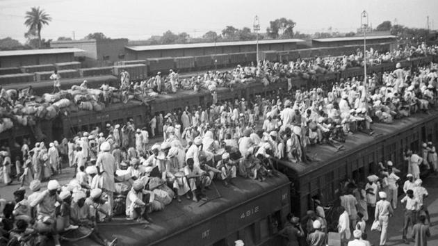 Indian refugees crowd onto to trains as a result of the creation of two independent states, India and Pakistan. Muslims flee to Pakistan and Hindus flee to India in one of the largest transfers of population in history. (Bettmann Archive) Indian refugees crowd onto to trains as a result of the creation of two independent states, India and Pakistan. Muslims flee to Pakistan and Hindus flee to India in one of the largest transfers of population in history. (Bettmann Archive)