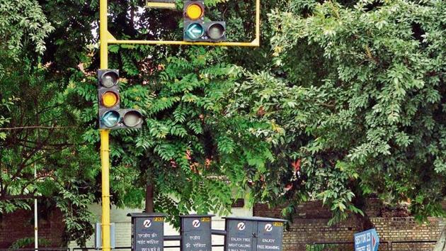 A traffic light point without a CCTV camera on the road separating Sectors 23 and 24. (Karun Sharma/HT) A traffic light point without a CCTV camera on the road separating Sectors 23 and 24. (Karun Sharma/HT)