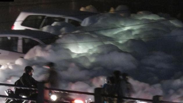 Vehicles stuck in toxic foam spilled by Bellandur Lake at Yemalur bridge in Bengaluru.(ANI)