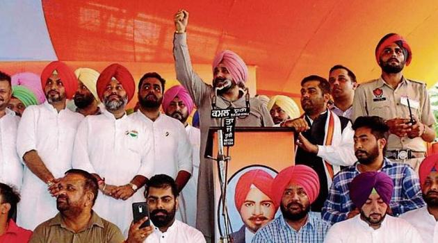 Local bodies minister Navjot Singh Sidhu, along with Congress leaders, addressing a public meeting on the martyrdom day of Shaheed Master Karnail Singh Isru in Khanna, on Tuesday. Local bodies minister Navjot Singh Sidhu, along with Congress leaders, addressing a public meeting on the martyrdom day of Shaheed Master Karnail Singh Isru in Khanna, on Tuesday.