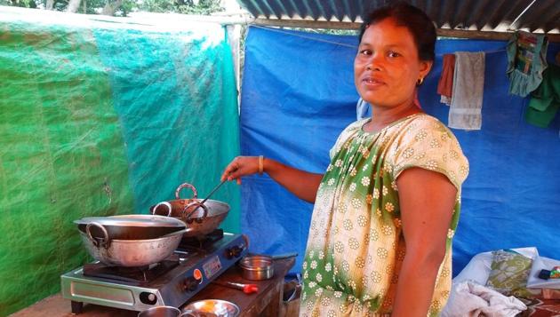 A flood affected resident of Morigaon district tries to cook a meal for her family at a makeshift camp on Wednesday. (Utpal Parashar/Hindustan Times) A flood affected resident of Morigaon district tries to cook a meal for her family at a makeshift camp on Wednesday. (Utpal Parashar/Hindustan Times)