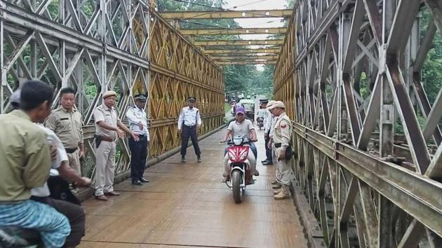 Indian and Myanmar policemen guide people from the neighbouring country to drive on the left side of the road as they enter Moreh in Manipur through the ‘friendship bridge’. (HT photo) Indian and Myanmar policemen guide people from the neighbouring country to drive on the left side of the road as they enter Moreh in Manipur through the ‘friendship bridge’. (HT photo)