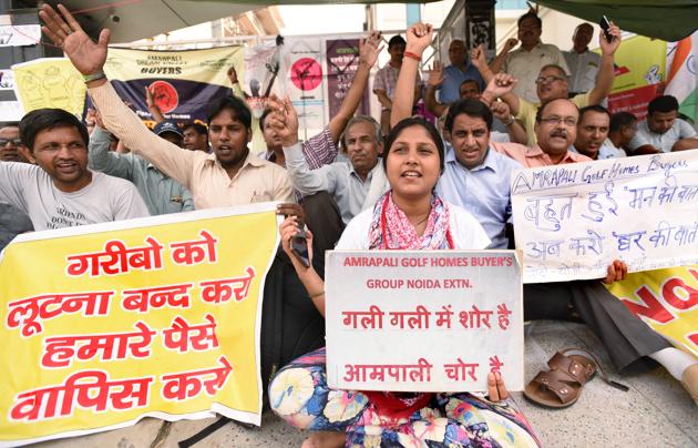 Homebuyers have been protesting outside Amrapali corporate group Tower 1 at sector 62. (Virendra Singh Gosain/HT PHOTO) Homebuyers have been protesting outside Amrapali corporate group Tower 1 at sector 62. (Virendra Singh Gosain/HT PHOTO)