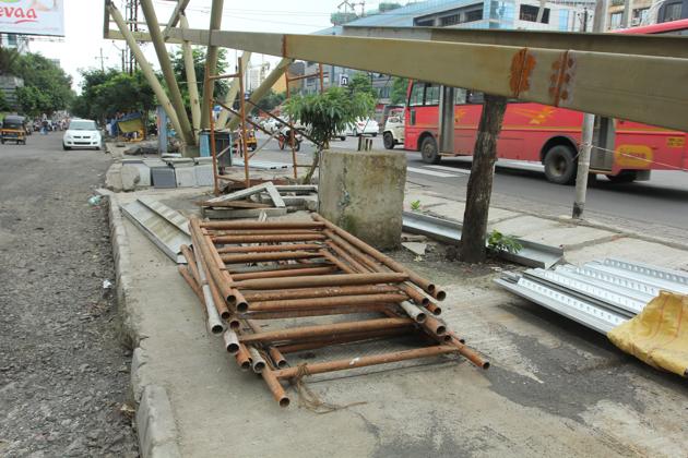 Equipment that will be used to lay girders for Tatvadnyan foot overbridge.(Praful gangurde)