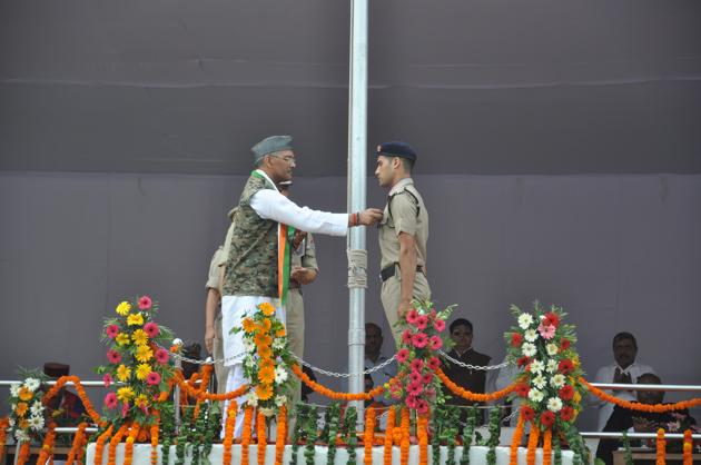 Chief minister Trivendra Singh Rawat felicitating a police personnel on the occasion of Independence Day at the parade ground in Dehradun on Tuesday. (Vinay Santosh Kumar/HT Photo.) Chief minister Trivendra Singh Rawat felicitating a police personnel on the occasion of Independence Day at the parade ground in Dehradun on Tuesday. (Vinay Santosh Kumar/HT Photo.)