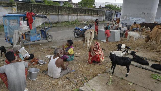 Evacuated villagers take shelter on the roadside after being displaced by flood water in a Bihar village. (AFP photo) Evacuated villagers take shelter on the roadside after being displaced by flood water in a Bihar village. (AFP photo)