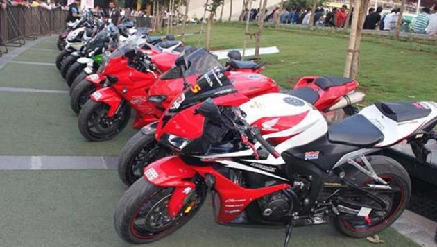 Superbike clubs say the government needs to tighten the noose on impulsive riders and check easy availability of such bikes. (HT FILE) Superbike clubs say the government needs to tighten the noose on impulsive riders and check easy availability of such bikes. (HT FILE)