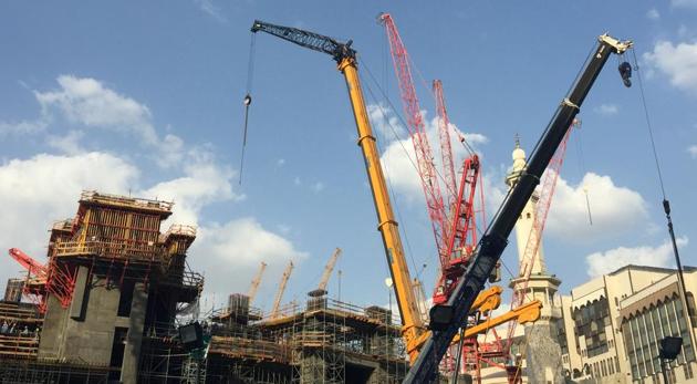 FILE PHOTO: Construction cranes are seen outside the Grand Mosque in the holy city of Mecca, Saudi Arabia January 17, 2016. (REUTERS) FILE PHOTO: Construction cranes are seen outside the Grand Mosque in the holy city of Mecca, Saudi Arabia January 17, 2016. (REUTERS)