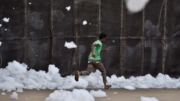The spike in frothing reappears after a period of heavy rains which inundated large parts of the Karnataka capital. (Arijit Sen/HT Photo)