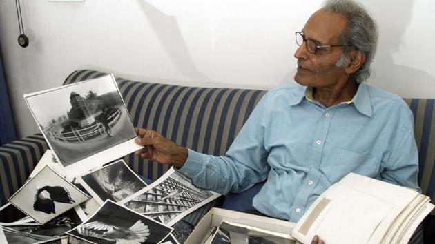 S Paul’s career in photography saw a stint as the Indian Railways’ Chief photographer and subsequently a move to the Indian Express as their Chief of Photography. Paul’s work during his association with the paper came to define photography at the Indian Express. He eventually retired from the newspaper 26 years later in 1989.