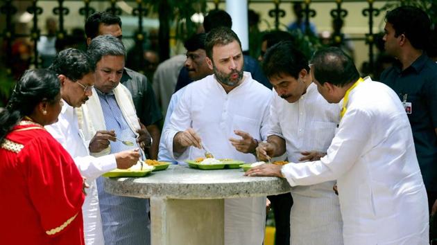 Congress vice president Rahul Gandhi with Karnataka chief minister Siddaramaiah and others at the newly launched Indira Canteen in Bengaluru on Wednesday.(PTI)