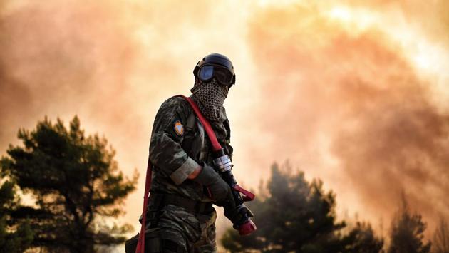 The General Secretariat for Civil Protection on Tuesday declared the Ionian island of Zakynthos to be in a state of emergency at the behest of Zakynthos Mayor Pavlos Kolokotsas. More forces from mainland Greece are reported to be on their way to help subdue fires on the islands. (Aris Messinis / AFP)