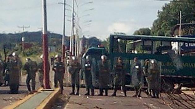 This photo handed out by the Amazonas government press office shows Venezuelan soldiers blocking the access to Puerto Ayacucho jail after a riot on August 16, 2017 that left -up to now- 37 dead, according to officials. (AFP) This photo handed out by the Amazonas government press office shows Venezuelan soldiers blocking the access to Puerto Ayacucho jail after a riot on August 16, 2017 that left -up to now- 37 dead, according to officials. (AFP)